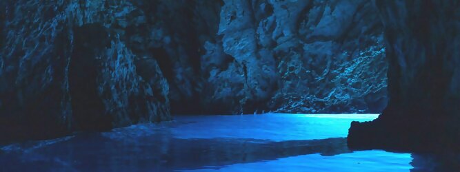 Trip Moldawien Reisetipps - Die Blaue Grotte von Bisevo in Kroatien ist nur per Boot erreichbar. Atemberaubend schön fasziniert dieses Naturphänomen in leuchtenden intensiven Blautönen. Ein idyllisches Highlight der vorzüglich geführten Speedboot-Tour im Adria Inselparadies, mit fantastisch facettenreicher Unterwasserwelt. Die Blaue Grotte ist ein Naturwunder, das auf der kroatischen Insel Bisevo zu finden ist. Sie ist berühmt für ihr kristallklares Wasser und die einzigartige bläuliche Farbe, die durch das Sonnenlicht in der Höhle entsteht. Die Blaue Grotte kann nur durch eine Bootstour erreicht werden, die oft Teil einer Fünf-Insel-Tour ist.
