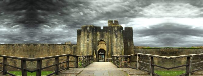 Trip Moldawien Reisetipps - Caerphilly Castle - ein Bollwerk aus dem 13. Jahrhundert in Wales, Vereinigtes Königreich. Mit einem aufsehenerregenden Turm, der schiefer ist wie der Schiefe Turm zu Pisa. Wie jede Burg mit Prestige, hat sie auch einen Geist, „The Green Lady“ spukt in den Gemächern, wo ihr Geliebter den Tod fand. Wo man in Wales oft – und nicht ohne Grund – das Gefühl hat, dass ein Schloss ziemlich gleich ist, ist Caerphilly Castle bei Cardiff eine sehr willkommene Abwechslung. Die Burg ist nicht nur deutlich größer, sondern auch älter als die Burgen, die später von Edward I. als Ring um Snowdonia gebaut wurden.
