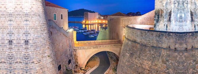 Trip Moldawien Stadt Urlaub - Dubrovnik - Einen Wahnsinns Panoramablick hat man von Dubrovniks Hausberg Srd. Empor geht’s ganz easy und entspannt, minutenschnell mit der Luftseilbahn. Für begeisterte GOT-Fans empfiehlt sich die speziell geführte Game-of-Thrones-Tour zu den bekanntesten Drehorten und Schauplätzen der erfolgreichen Kultserie, der Eiserne Thron ist auf der kleinen idyllischen Insel Lokrum zu bestaunen. Die beliebtesten Orte für Dubrovnik Ferien, locken mit besten Angebote für Hotels und Ferienunterkünfte mit Werbeaktionen, Rabatten, Sonderangebote für Dubrovnik Urlaub buchen. Reisedaten eingeben und Hotel Flug Mietwagen Attraktionen Taxis für eine Dubrovnik Reise flexibel buchen. Sollten sich die Pläne ändern, sind viele der Unterkünfte und Zimmer in Dubrovnik kostenfrei stornierbar.