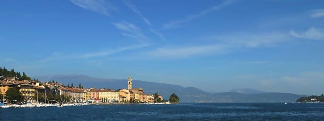 Trip Moldawien beliebte Urlaubsziele am Gardasee -  Mit einer Fläche von 370 km² ist der Gardasee der größte See Italiens. Es liegt am Fuße der Alpen und erstreckt sich über drei Staaten: Lombardei, Venetien und Trentino. Die maximale Tiefe des Sees beträgt 346 m, er hat eine längliche Form und sein nördliches Ende ist sehr schmal. Dort ist der See von den Bergen der Gruppo di Baldo umgeben. Du trittst aus deinem gemütlichen Hotelzimmer und es begrüßt dich die warme italienische Sonne. Du blickst auf den atemberaubenden Gardasee, der in zahlreichen Blautönen schimmert - von tiefem Dunkelblau bis zu funkelndem Türkis. Majestätische Berge umgeben dich, während die Brise sanft deine Haut streichelt und der Duft von blühenden Zitronenbäumen deine Nase kitzelt. Du schlenderst die malerischen, engen Gassen entlang, vorbei an farbenfrohen, blumengeschmückten Häusern. Vereinzelt unterbricht das fröhliche Lachen der Einheimischen die friedvolle Stille. Du fühlst dich wie in einem Traum, der nicht enden will. Jeder Schritt führt dich zu neuen Entdeckungen und Abenteuern. Du probierst die köstliche italienische Küche mit ihren frischen Zutaten und verführerischen Aromen. Die Sonne geht langsam unter und taucht den Himmel in ein leuchtendes Orange-rot - ein spektakulärer Anblick.