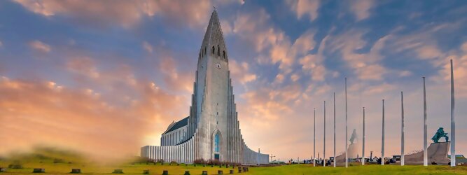 Trip Moldawien Reisetipps - Hallgrimskirkja in Reykjavik, Island – Lutherische Kirche in beeindruckend martialischer Betonoptik, inspiriert von der Form der isländischen Basaltfelsen. Die Schlichtheit im Innenraum erstaunt, bewegt zum Innehalten und Entschleunigen. Sensationelle Fotos gibt es bei Polarlicht als Hintergrundkulisse. Die Hallgrim-Kirche krönt Islands Hauptstadt eindrucksvoll mit ihrem 73 Meter hohen Turm, der alle anderen Gebäude in Reykjavík überragt. Bei keinem anderen Bauwerk im Land dauerte der Bau so lange, und nur wenige sorgten für so viele Kontroversen wie die Kirche. Heute ist sie die größte Kirche der Insel mit Platz für 1.200 Besucher.