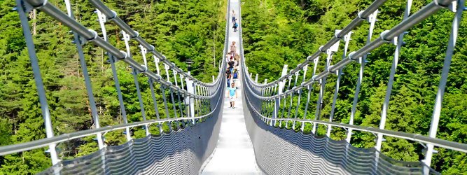 Trip Moldawien Reisetipps - highline179 - Die Brücke BlickMitKick | einmalige Kulisse und spektakulärer Panoramablick | 20 Gehminuten und man findet | die längste Hängebrücke der Welt | Weltrekord Hängebrücke im Tibet Style - Die highline179 ist eine Fußgänger-Hängebrücke in Form einer Seilbrücke über die Fernpassstraße B 179 südlich von Reutte in Tirol (Österreich). Sie erstreckt sich in einer Höhe von 113 bis 114 m über die Burgenwelt Ehrenberg und verbindet die Ruine Ehrenberg mit dem Fort Claudia.